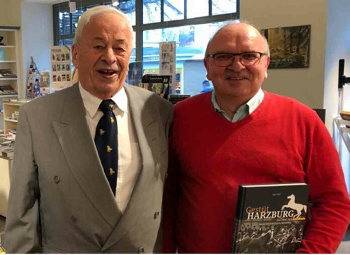 Autor Egon Knof mit Ex-Gestütsleiter Gustav Klotz