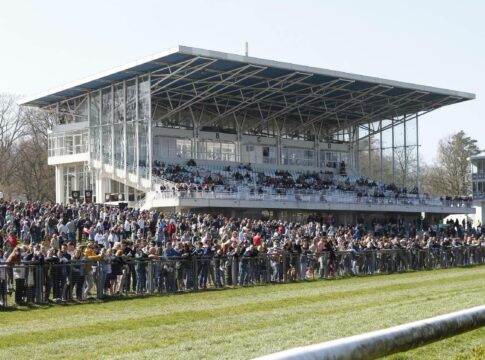 Sieben Rennen und zweimal Viererwette zum Saisonauftakt in Düsseldorf Die Rennbahn in Düsseldorf