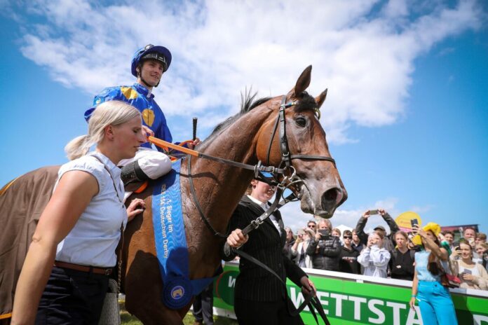 Fantastic Moon kehrt als Derbysieger zurück in den Absattelring Fantastic Moon kehrt als Derbysieger zurück in den Absattelring
