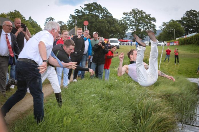 Meetings-Champion Miguel Lopez wird traditionell in den See geworfen Meetings-Champion Miguel Lopez wird traditionell in den See geworfen