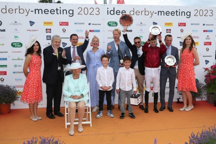 Freude beim Team von Mr. Hollywood nach dem Zweiten Platz im IDEE 154. Deutsches Derby, Gr.1