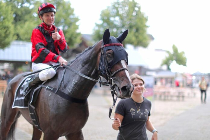 First Smiling siegt unter Jozef Bojko am 05.08.2023 Renntag in Köln.