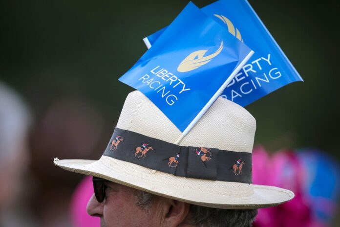 Hutmode mit Fahnen von Liberty Racing