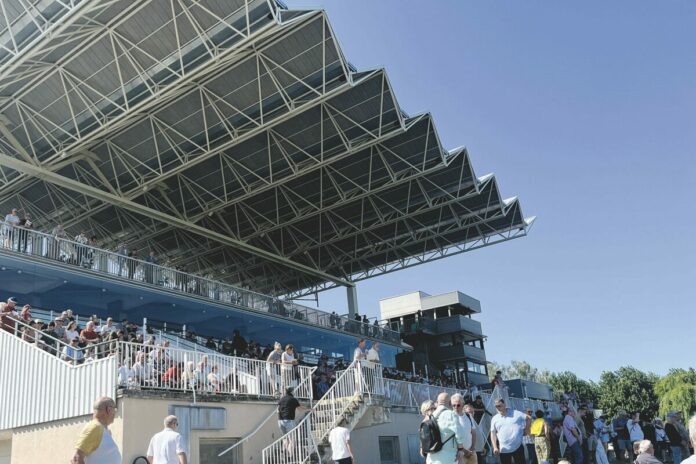 Die Tribüne auf der Rennbahn von Straßburg Die Tribüne auf der Rennbahn von Straßburg