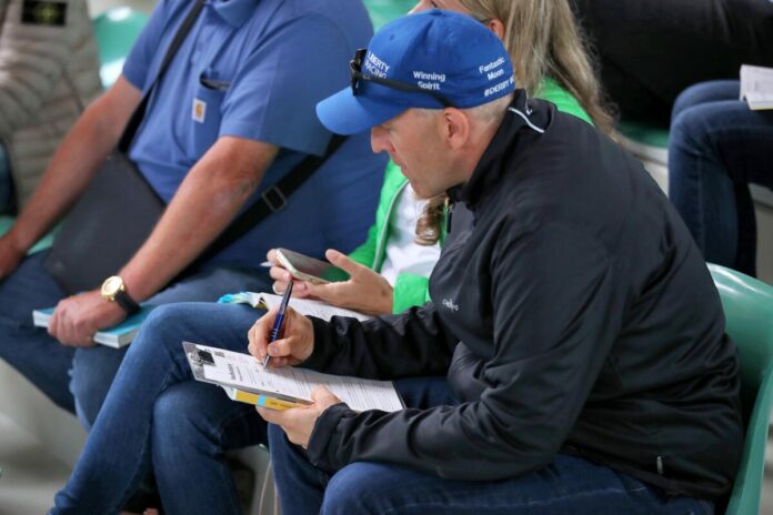 Lars-Wilhelm Baumgarten unterschreibt einen Kaufvertrag Lars-Wilhelm Baumgarten unterschreibt einen Kaufvertrag