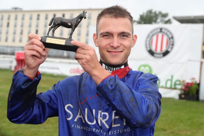 Thore Hammer-Hansen im Sauren-Dress nach dem Sieg mit Assistent im Grosser Hansa-Preis