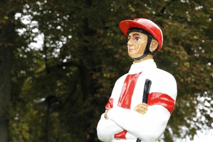 Kleine Jockeyfigur im Dress des Gestts Ittlingen