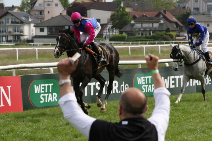 Woody Wood siegt unter Lilli-Marie Engels