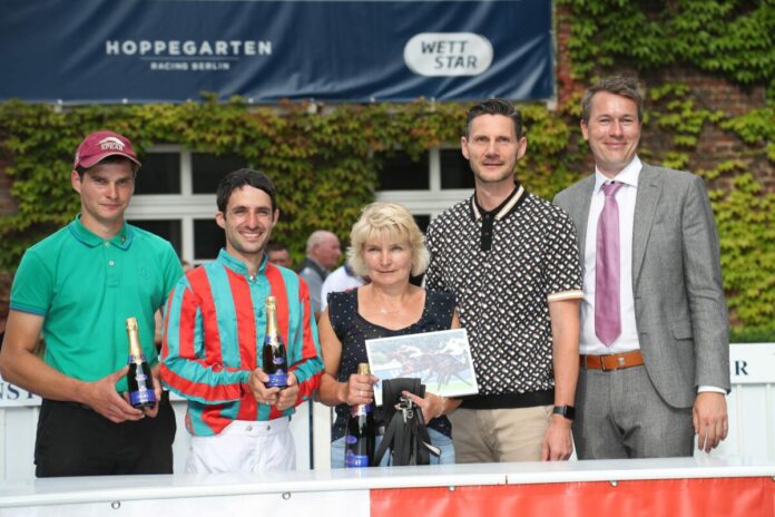 Daniel Paulick (li.) nach dem Sieg von Manjaro in Hoppegarten Daniel Paulick (li.) nach dem Sieg von Manjaro in Hoppegarten