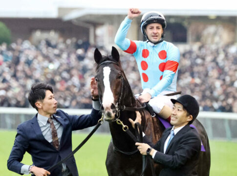 Aus der Karlshoferin La Force - Erstes Equinox-Fohlen in Japan geboren Equinox nach dem Sieg im Japan Cup Foto: Sorge