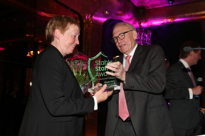 Christa Germann bekommt von Dr. Michael Vesper den Stable Staff Award übergeben
