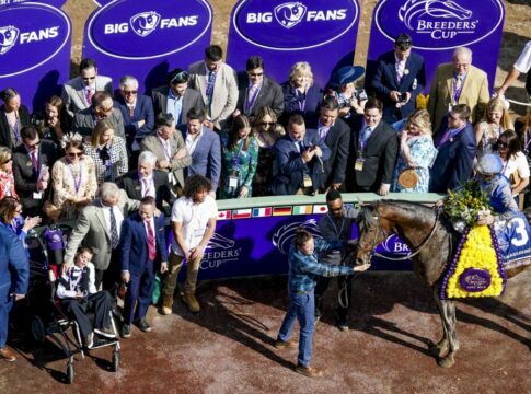 Die Siegerehrung zu Cody's Wishs BC-Sieg 2023. Im Rollstuhl ist auch Cody Dorman zu sehen (Foto Credit: John Voorhees/Eclipse Sportswire/Breeders Cup)