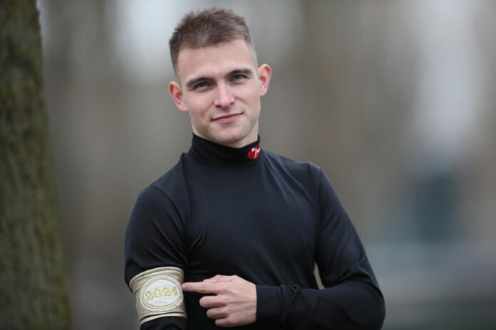 Das Objekt der Begierde: Thore Hammer-Hansen mit der goldenen Armbinde im Jahr 2024 Das Objekt der Begierde: Thore Hammer-Hansen mit der goldenen Armbinde im Jahr 2024