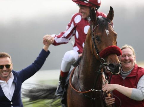 Debüt für Trainer Pantall - Piccone reitet Mr Hollywood Mr Hollywood nach dem Sieg im Preis von Dahlwitz