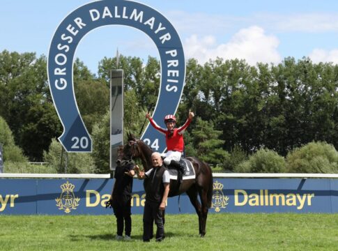 Alle elf im stark besetzten Dallmayr-Preis – Grand Stars mit Pouchin Calif siegt unter Adrie de Vries im Grosser Dallmayr-Preis – Bayerisches Zuchtrennen, Gr.1