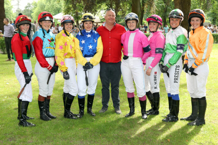 Hoppegarten, Trainer Frank Fuhrmann mit seinen acht Reiterinnen im Fegentri World Championship for Lady Riders