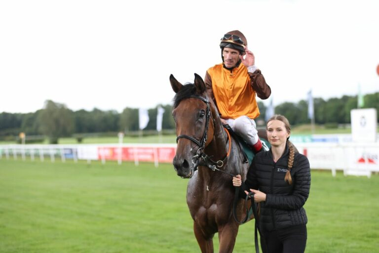 Klugs Aturana legt beim achten Start die Maidenschaft ab