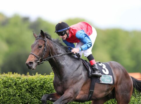 Schlenderhaner Any Moon für erstes Frankreich-Grupperennen genannt Any Moon siegt unter Andrasch Starke