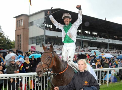 Sieben im Preis der Deutschen Einheit - Alle Jockeys stehen fest Quest the Moon nach dem Sieg mit Rene Piechulek Foto: Sorge