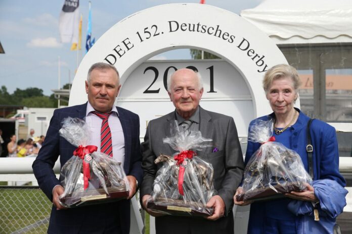 Waldemar Hickst, Jrgen Imm und Ursula Imm nach dem zweiten Platz von Alter Adler im IDEE 152. Deutsches Derby, Gr.1
