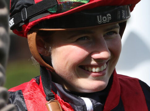 Amazone Saffie Osborne in Australien am Zaun Saffie Osborne