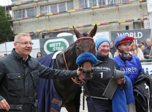 Stallion-Einstand in Röttgen – So unterstützt Eckhard Sauren Assistent Assistent siegt unter Thore Hammer-Hansen im Grosser Allianz Preis von Bayern, Gr.1