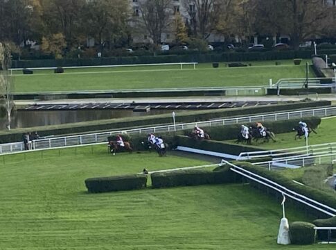 Wachablösung über französische Hürden – El Clavel schlägt Losagne Bleu Symbolbild Auteuil
