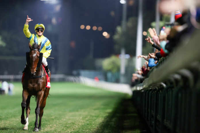 Zac Purton feiert seine Sechserserie (Hong Kong Jockey Club) Zac Purton feiert seine Sechserserie (Hong Kong Jockey Club)