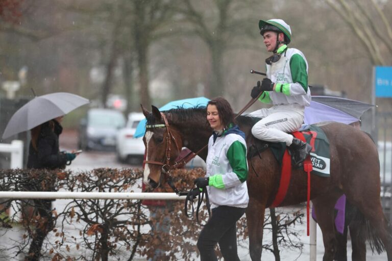 Mist of Lir siegt für neuen Trainer Angermann gegen alten Trainer Fuhrmann