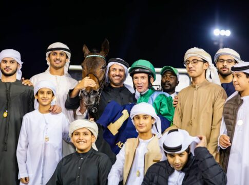 Dubai am Sonntag: Adrie de Vries gewinnt Abu Dhabi Derby Adrie de Vries mitten im Umfeld des Siegers