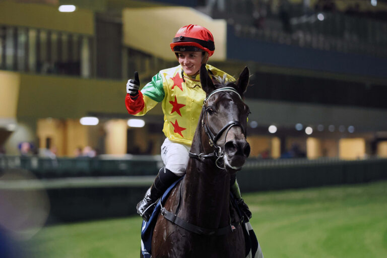 Hollie Doyle nach dem Erfolg mit Soleil Fighter Foto: hkjc.com