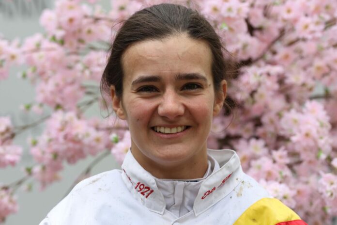 Anna van den Troost im Portrait am 16.04.2023 beim Kirschblüten-Renntag in Düsseldorf