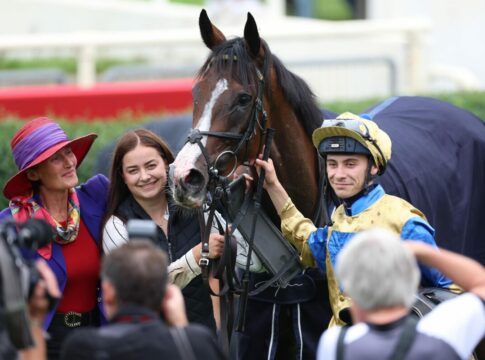 Corentin Berge wird Jockey am Stall von Carmen Bocskai Kammuri Diamond siegt unter Corentin Berge im Preis der Volkswagen Automobile Hannover