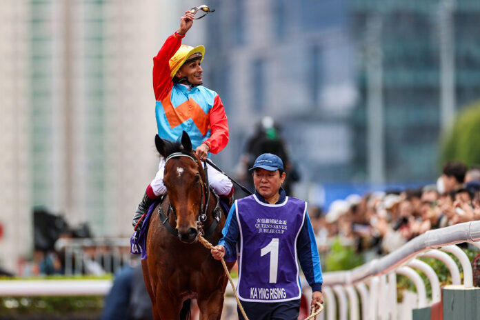 Ka Ying Rising nach dem Sieg im The Queen's Silver Jubilee Cup Foto: hkjc.com Ka Ying Rising nach dem Sieg im The Queen's Silver Jubilee Cup Foto: hkjc.com