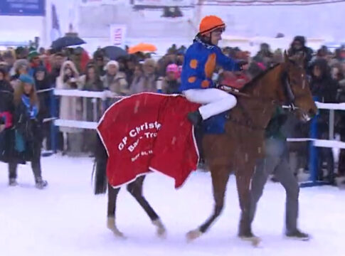 Piechulek gewinnt St. Moritz-Auftakt mit Podcast-Tipp Rogue Spirit Rogue Spirit Foto: Screenshot/White Turf