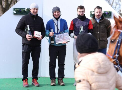 Auf der Überholspur: Hamilton hängt wieder die Gegner ab Hamiltons Team nach dem Siegsiegt unter Leon Wolff