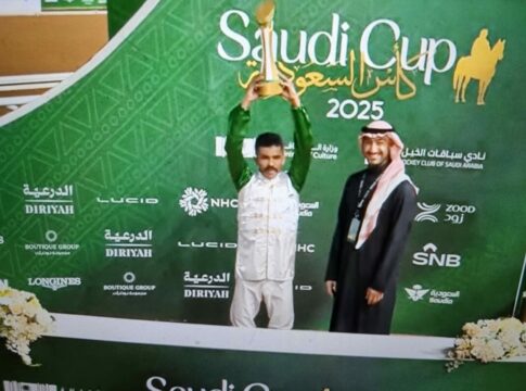 Muhammad Aldaham bei der Siegerehrung (Foto: Screenshot livestream Racing TV, youtube)