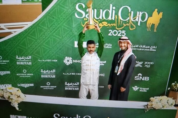 Muhammad Aldaham bei der Siegerehrung (Foto: Screenshot livestream Racing TV, youtube)