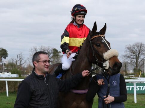 England-Import Ardbraccan siegt beim Deutschland-Einstand Ardbraccan siegt unter Anna van den Troost