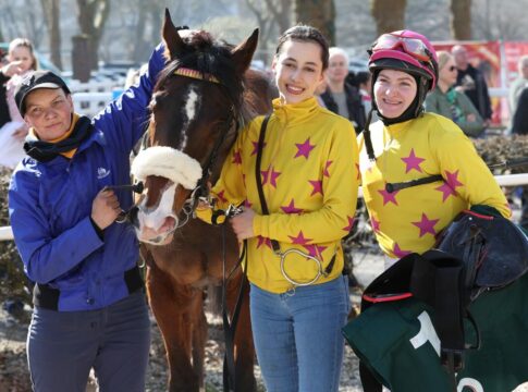 Sieg Nummer vier: Company Keeping ist der Winterheld in Dortmund Company Keeping siegt unter Lilly-Marie Engels