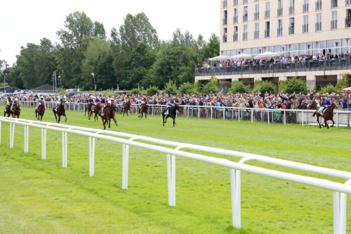 Hamburg, Fantastic Moon (rechts) mit Rene Piechulek gewinnt das 154. IDEE Deutsches Derby