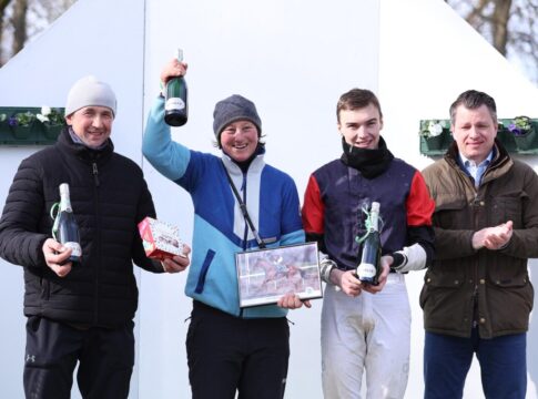 Henk Grewe und Leon Wolff die Sandbahn-Champions Leon Wolff (2.v.re.) nach dem Sieg mit Hamilton
