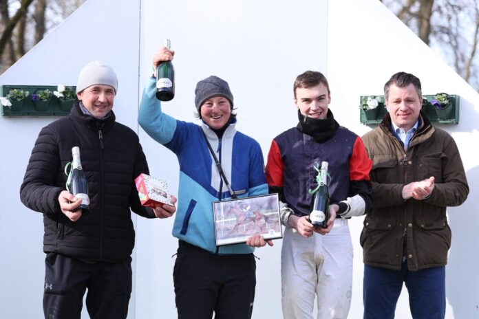 Leon Wolff (2.v.re.) nach dem Sieg mit Hamilton Leon Wolff (2.v.re.) nach dem Sieg mit Hamilton