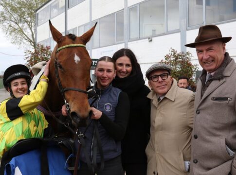 Stepney Causeway siegt - Großer Preis von Zürich das Ziel Stepney Causeway siegt unter Anna van den Troost