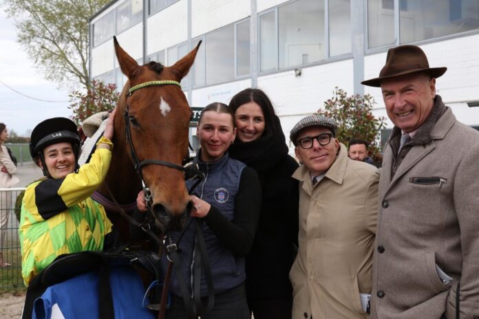Stepney Causeway siegt unter Anna van den Troost Stepney Causeway siegt unter Anna van den Troost
