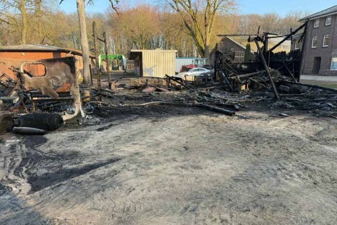 s2 Die Reste des Feuerinfernos in Krefeld (privat)