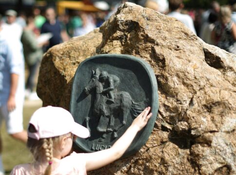 95 Nennungen für Harzburger Superhandicaps Rennbahnbesucher am weissen Stein mit Wappen von Luciano