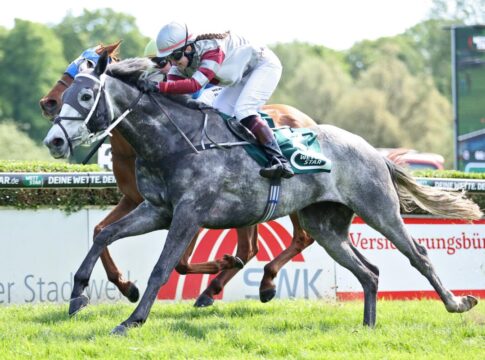 Haushoher Favorit Hamilton geht baden – Open Skies für Beckmann Open Skies siegt unter Janine Beckmann