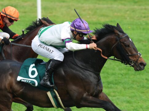 Backes gibt ein Bützje - Smrczek gewann mit der Oma mit Grewe im Sattel Backes siegt unter Bayarsaikhan Ganbat