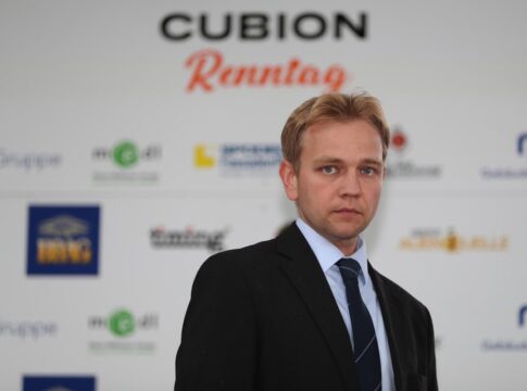 Rutschige Bahn - Renntag in Mülheim wird abgebrochen Rennleitungschef Dr. Philipp Biermann verkündet die Renntagsabsage nach dem 1.Rennen